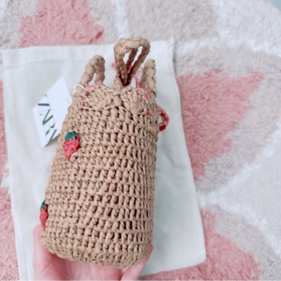NWT Zara Strawberry Embroidered Straw Effect Bucket Bag - Picture 7 of 12